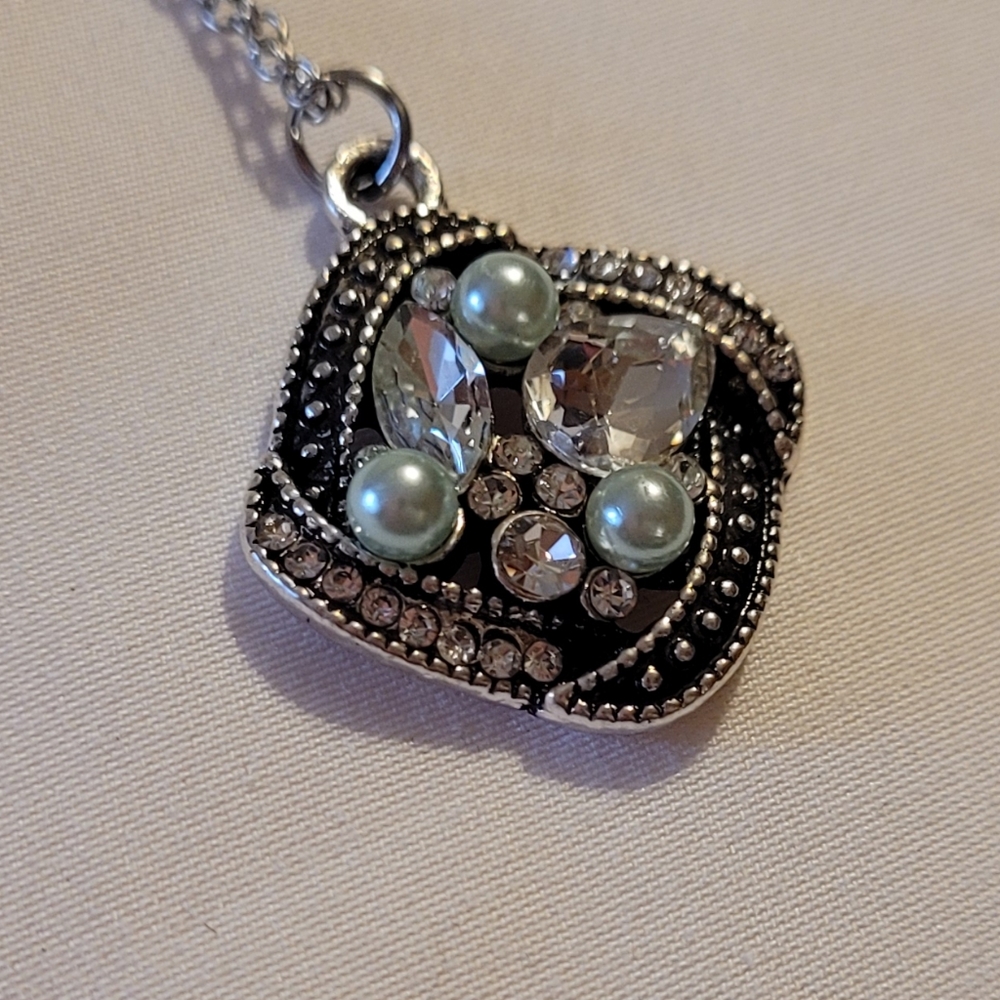 Chain with silver pearls & studs pendant